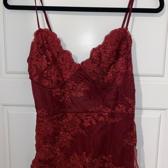 BURGUNDY LONG LACE DRESS WITH SLIT DOUBLE LAYERED *Fashion Nova with tag* - Picture 5 of 5